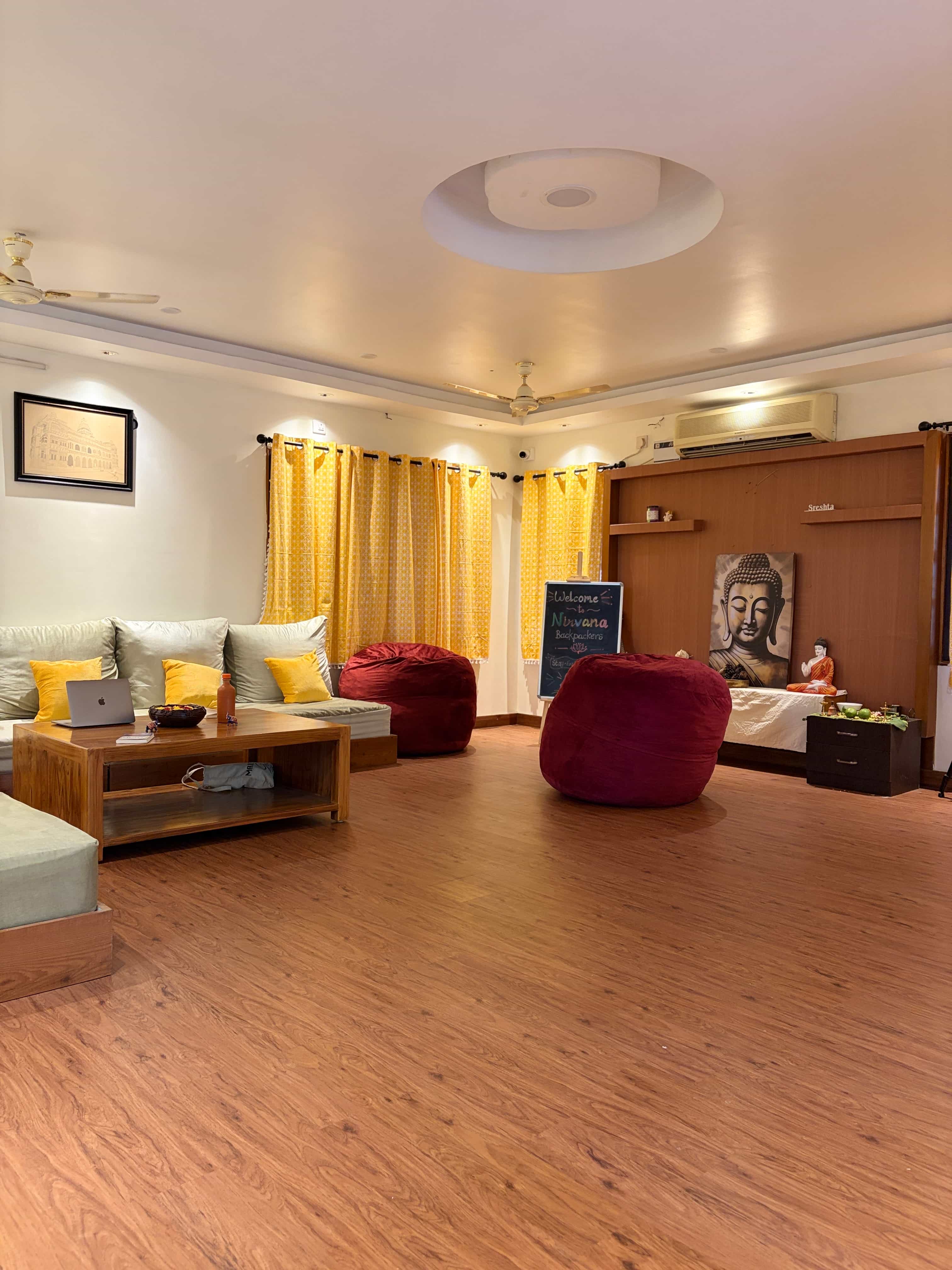 Entrance waiting area and lounge at Nirvana Backpackers, Tirupati